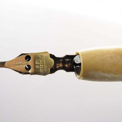 A calligraphy nib fitted with a reservoir