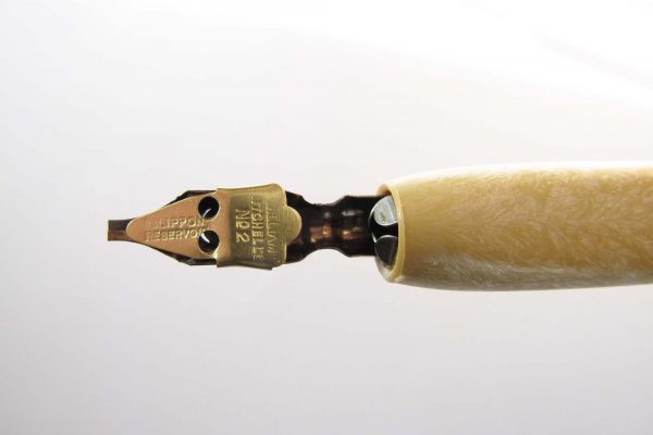 A calligraphy nib fitted with a reservoir